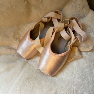 Size 7XXX (Street Size 10 Wide) Dead Bloch Pointe Shoes. Not for dancing. Decor.